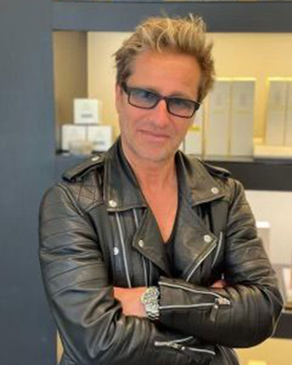 Elie, Stylist